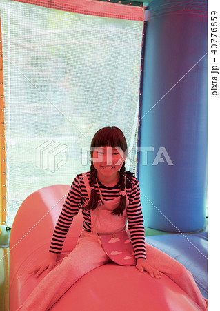 遊園地のエアー遊具であそぶ子供 40776859