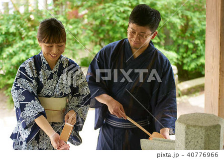 浴衣　手水舎　手を清める男性　女性 40776966