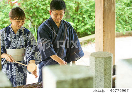 浴衣　手水舎　手を清める男性　女性 40776967