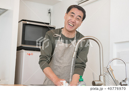 家事を手伝うミドル男性 家事を手伝うミドル男性 40776970