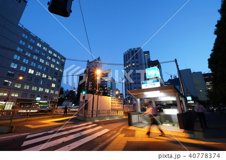日本の東京都市景観　虎ノ門駅など、街並みを望む（夜景） 40778374