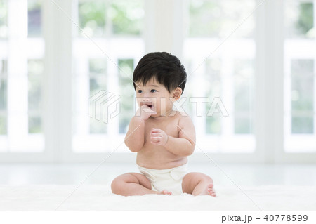 指をくわえる赤ちゃん 40778599
