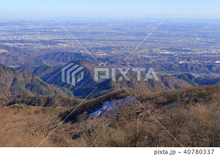 冬の大山(おおやま)山頂から北東の鐘ヶ嶽、都心方面を見る 40780337