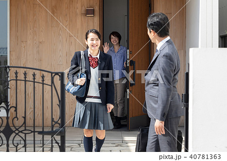 登校する娘と出勤する父親 登校する娘と出勤する父親 40781363