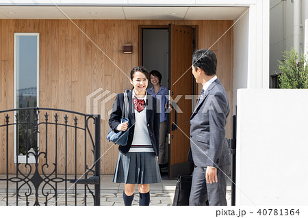 登校する娘と出勤する父親 40781364