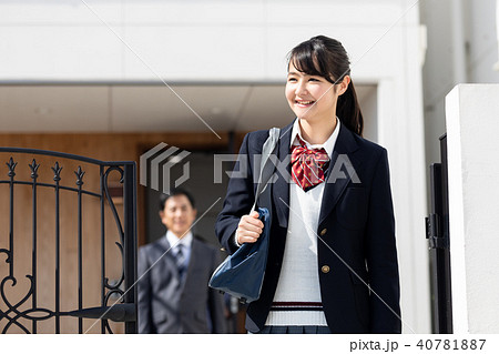 学校へ行く女子高生と出勤する父親の写真素材 学校へ行く女子高生と出勤する父親の写真素材