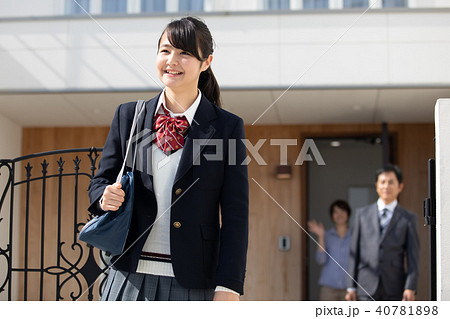 学校へ行く女子高生と出勤する父親の写真素材 学校へ行く女子高生と出勤する父親の写真素材