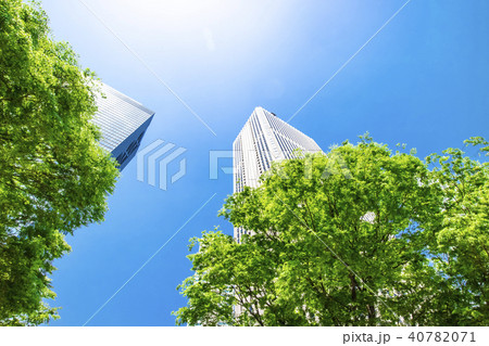 緑の多いオフィス街の風景 40782071