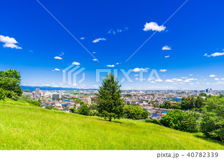 緑の丘から眺める住宅街 緑の丘から眺める住宅街 40782339