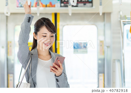 ビジネスウーマン　（電車・スマホ）　撮影協力「京王電鉄株式会社」 40782918