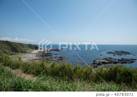 城ヶ島 遠方に馬の背洞門を望む絶景 城ヶ島 遠方に馬の背洞門を望む絶景 40783072