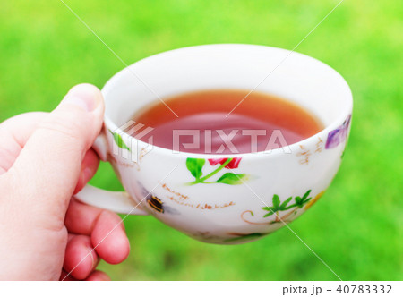 Cup of tea in hand 40783332