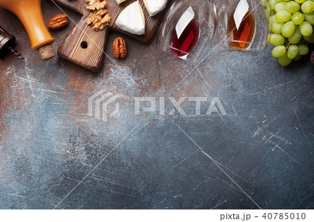 Wine, grape and cheese 40785010