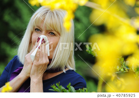 Senior Woman Allergy Pollen 40785925