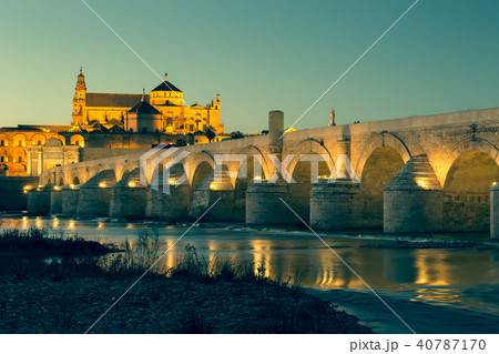 Night view of Mezquita-Catedral  40787170