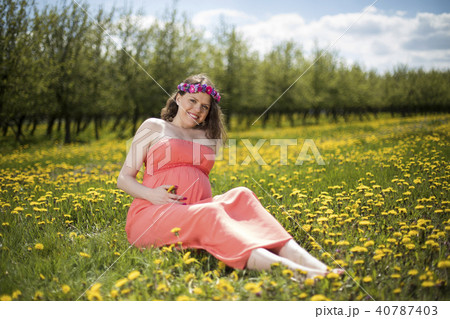 Pregnant woman in the meadow Pregnant woman in the meadow 40787403