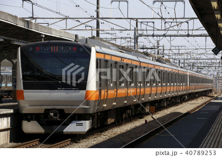 高尾駅を発つ中央快速線E233系 40789253