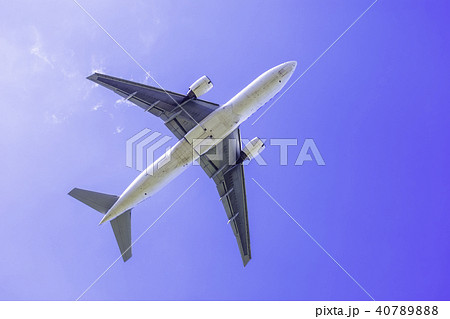 頭上を飛行する飛行機  ボーイング777-200 40789888