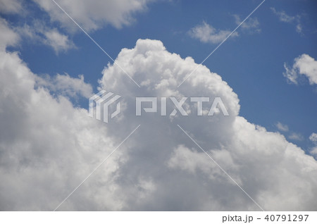 湧き上がる入道雲 積乱雲発生 面白い形の涌き雲 アートな涌き雲の写真素材