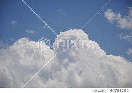 もくもくと積乱雲発生 湧き上がる白い雷雲 青空急変夏の空  もくもくと積乱雲発生 湧き上がる白い雷雲 青空急変夏の空 40791299