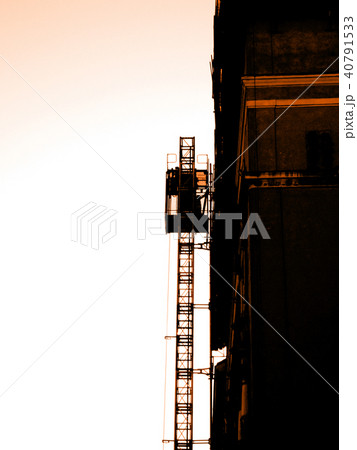 construction lift, elevator on side of building 40791533