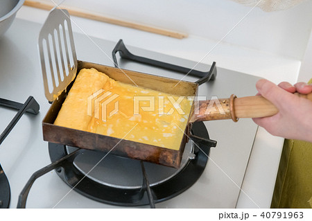 卵焼きを作る手元 厚焼き玉子 卵焼きを作る手元 厚焼き玉子 40791963