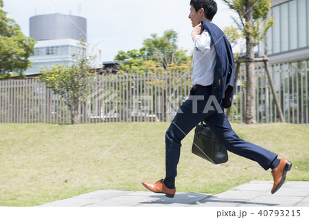走るビジネスマン　若い日本人男性 40793215