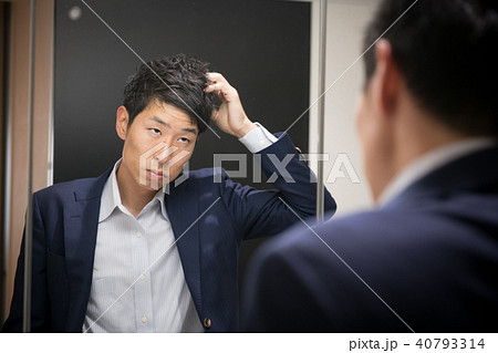 髪を気にする若いビジネスマン 40793314