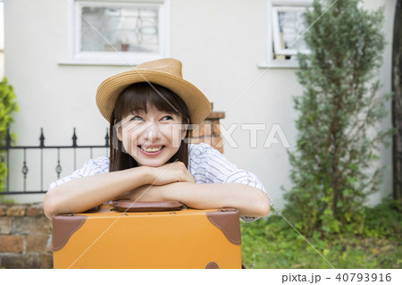 旅行イメージ　女性　頬杖　スーツケース 40793916