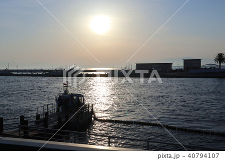 夕方の漁船と江の島漁港 夕方の漁船と江の島漁港 40794107