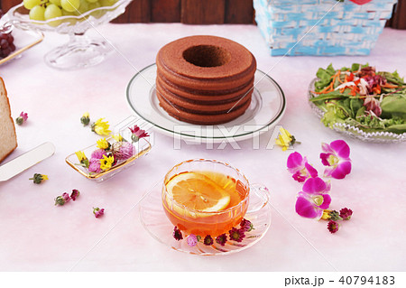 チョコレートロールケーキとレモンティー 40794183