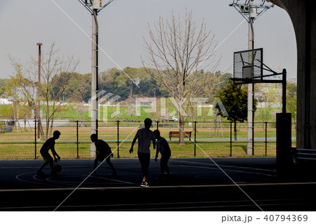 港北区新横浜 バスケットボール公園 シルエットの写真素材
