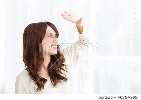 女性 まぶしい 女性 まぶしい 40794599