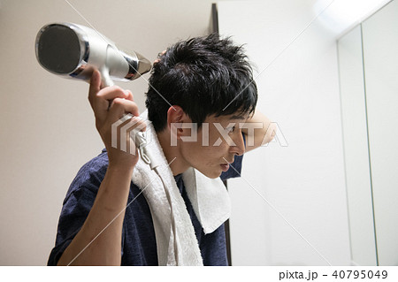 ドライヤーでヘアセットする若い日本人男性の写真素材 40795049 Pixta