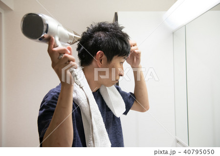 ドライヤーでヘアセットする若い日本人男性の写真素材 [40795050] - PIXTA