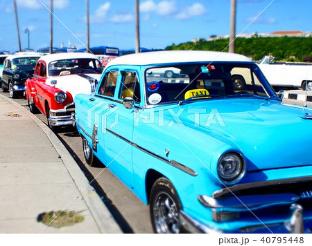 キューバ クラシックカーのある風景の写真素材