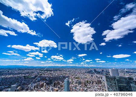 東京都 白い雲と青い空 東京住宅イメージの写真素材