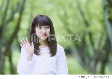 新緑の中 若い女性 新緑の中 若い女性 40796211