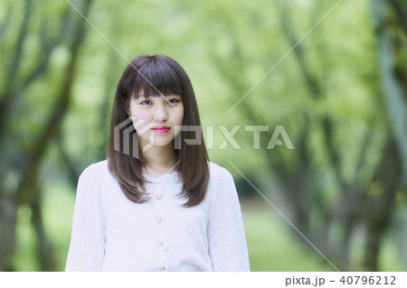 新緑の中　若い女性 40796212