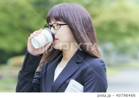 初夏　営業中の女性　コーヒーブレイク 40796466
