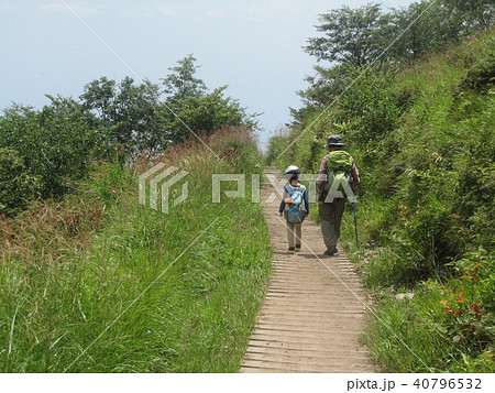 夏休み　祖父と孫　語らい　（群馬県　赤城山） 40796532