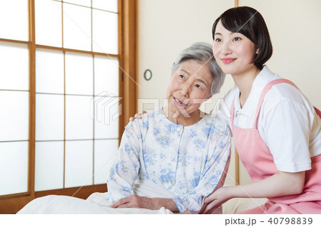 介護　シニア　女性　ヘルパー　介護士 40798839