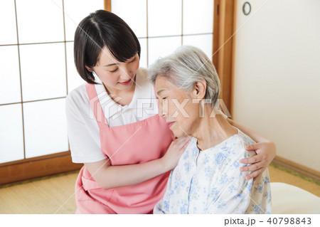 介護　シニア　女性　ヘルパー　介護士 40798843