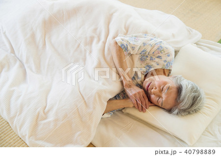シニア　女性　寝る　寝たきり 40798889