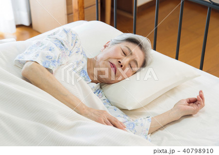 シニア　女性　寝る　寝たきり 40798910