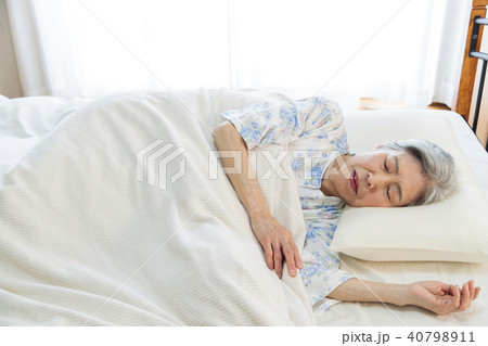 シニア　女性　寝る　寝たきり 40798911