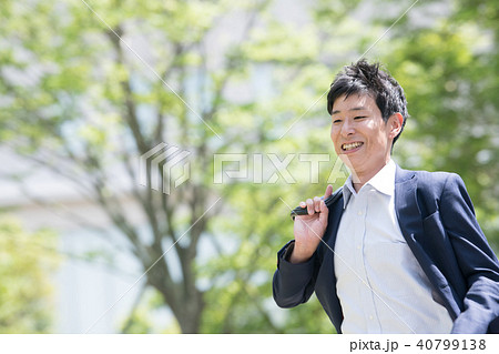 走るビジネスマン　若い日本人男性 40799138