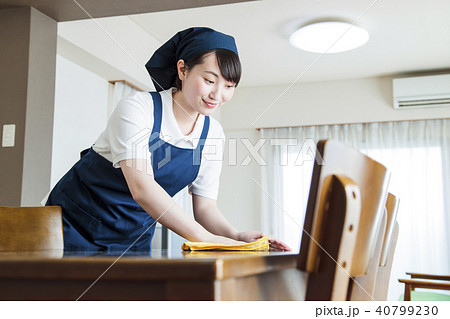 ハウスキーパー 家事代行 ハウスクリーニング 掃除 家政婦 女性の写真素材