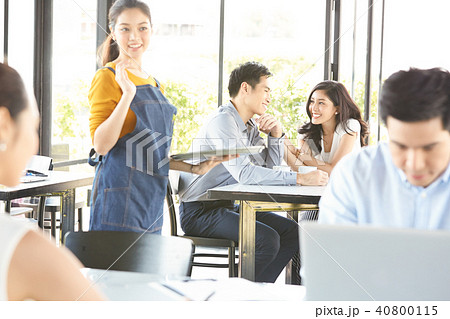 女性　カフェ　店員 40800115