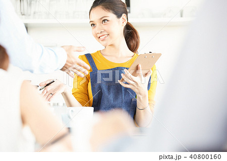女性 カフェ 店員 女性 カフェ 店員 40800160